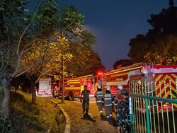 Damkar Mulai Lakukan Pemadaman Gudang Munisi Kodam Jaya yang Terbakar