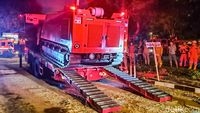 Damkar Pakai Robot Padamkan Api Gudang Peluru Kodam Jaya