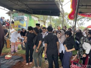 Suasana Haru di Pemakaman Hilbram Dunar