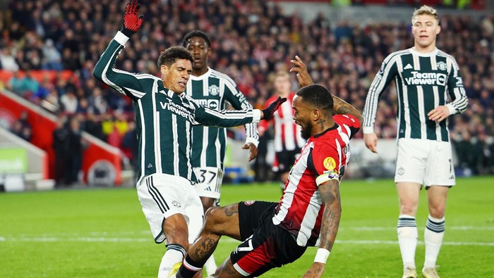 Soccer Football - Premier League - Brentford v Manchester United - Brentford Community Stadium, London, Britain - March 30, 2024 Manchester Uniteds Raphael Varane in action with Brentfords Ivan Toney REUTERS/Toby Melville NO USE WITH UNAUTHORIZED AUDIO, VIDEO, DATA, FIXTURE LISTS, CLUB/LEAGUE LOGOS OR LIVE SERVICES. ONLINE IN-MATCH USE LIMITED TO 45 IMAGES, NO VIDEO EMULATION. NO USE IN BETTING, GAMES OR SINGLE CLUB/LEAGUE/PLAYER PUBLICATIONS.