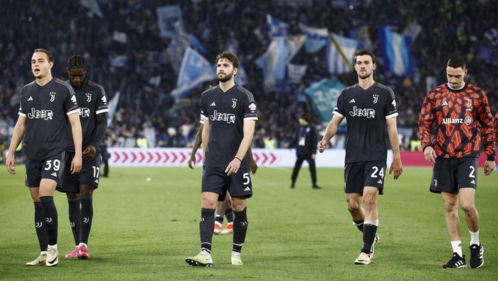 Soccer Football - Serie A - Lazio v Juventus - Stadio Olimpico, Rome, Italy - March 30, 2024 Juventus Manuel Locatelli and teammates look dejected after the match REUTERS/Guglielmo Mangiapane
