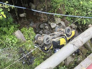 Mobil Dikendarai Anggota DPRD Padang Panjang Masuk Jurang