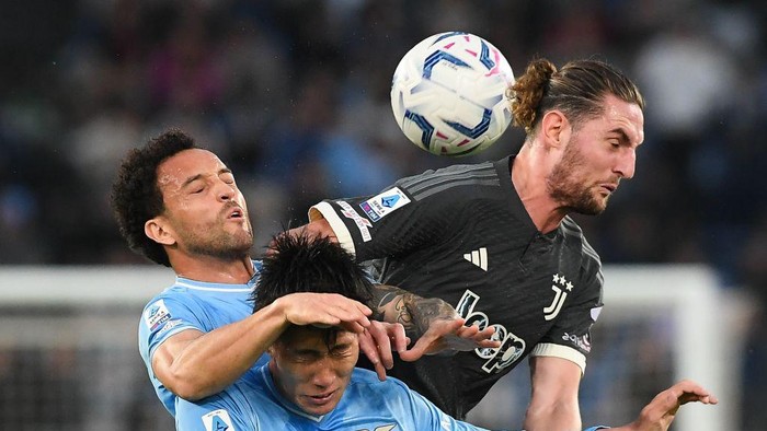 ROME, ITALY - MARCH 30: Adrien Rabiot of Juventus fights for the ball with Felipe Anderson of SS Lazio and Daichi Kamada  during the Serie A TIM match between SS Lazio and Juventus at Stadio Olimpico on March 30, 2024 in Rome, Italy. (Photo by Silvia Lore/Getty Images)