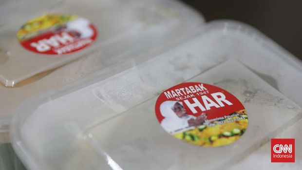 Martabak HAR kuliner khas Palembang yang patut dicoba jika berkunjung ke Palembang. Martabak HAR yang terbuat dari adonan tepung dan telur ini dimakan dengan guyuran kuah kari kambing dipadu potongan cabe. CNN Indonesia/Safir Makki