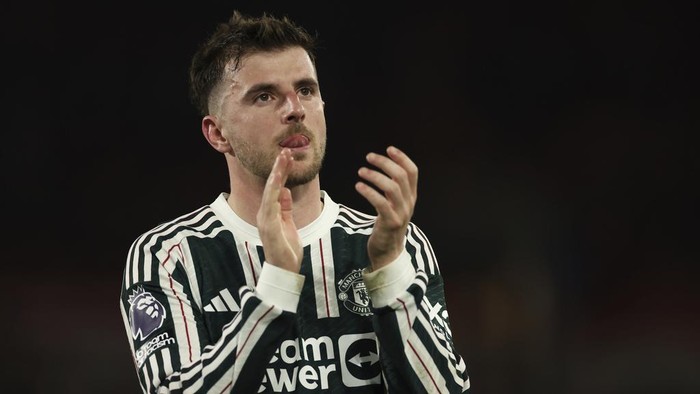 Manchester Uniteds Mason Mount applauds his teams fans after the end of the English Premier League soccer match between Brentford and Manchester United at the Gtech Community Stadium in London, Saturday, March 30, 2024. The game ended in a 1-1 draw , both goals being scored late into injury time. (AP Photo/Ian Walton)