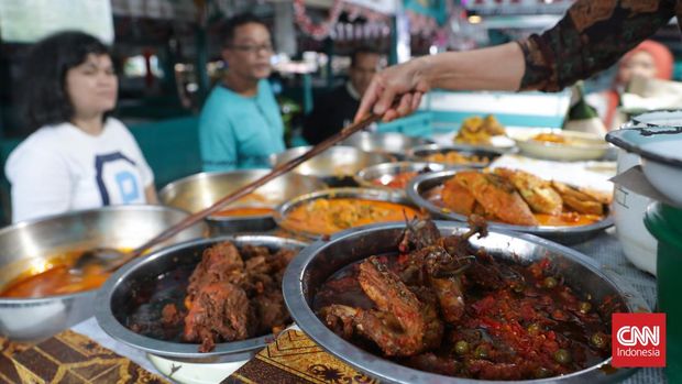 Kios nasi kapau milik Ni Er di sentra nasi kapau Los Lambuang, Bukittinggi, Sumatera Barat, Kamis, 21 Maret 2024. CNN Indonesia/Safir Makki