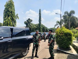 Panglima TNI Jenderal Agus Sambangi Gudang Amunisi yang Terbakar Semalam