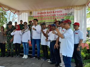 Hadiri Panen Raya di Trucuk, Bupati Klaten Berikan Pompa Air-Pupuk Organik