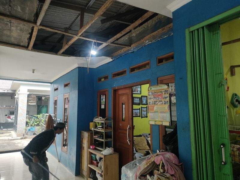 Plafon rumah warga rusak akibat ledakan gudang amunisi di Bogor (Dwi/detikcom)