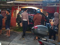 Fortuner Tabrak Pemotor-Rumah Warga di Makassar, 4 Orang Diamankan