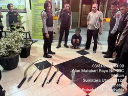 Polisi Tangkap 10 Pemuda Lagi Tawuran di Medan, 6 Sajam Disita