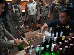 Satpol PP Geruduk Ruko di Gunungputri Bogor, Sita 52 Botol Miras