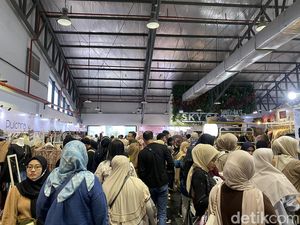 Ramai-Ramai Warga di Tanjung Barat War Baju Diskonan Lebaran