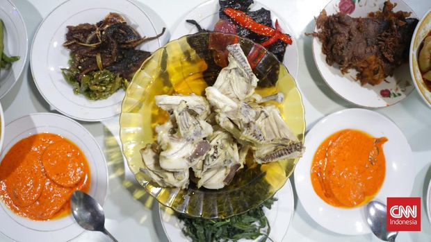 Rumah makan Family Benteng Indah yang pertama kali mengenalkan menu ayam pop di Bukittinggi, Sumatera Barat. CNN Indonesia/Safir Makki