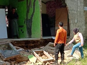 Hujan Deras Bikin Dinding dan Atap 4 Rumah Warga Ciawi Bogor Ambruk