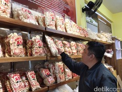 Jelang Lebaran, Penjualan Kemplang dan Kerupuk di Palembang Meningkat