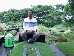 Merawat Makam, Meraih Berkah