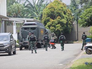 Tim Jihandak Masih Sisir Perumahan Dekat Gudang Amunisi yang Terbakar Tim Jihandak Masih Sisir Perumahan Dekat Gudang Amunisi yang Terbakar