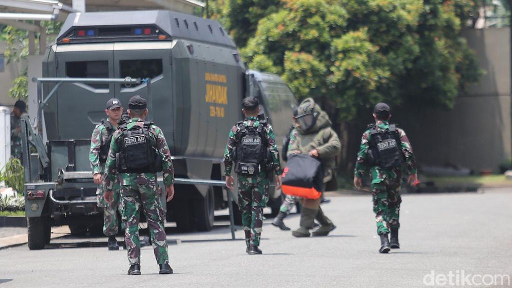 Tim Jihandak Temukan 5 Granat yang Terpental ke Permukiman Warga Tim Jihandak Temukan 5 Granat yang Terpental ke Permukiman Warga