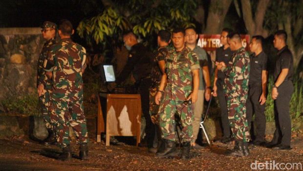 Tim gabungan TNI hingga pemadam kebakaran menyisir titik ledakan Gudang Munisi Daerah (Gudmurah) Kodam Jaya, Bogor.