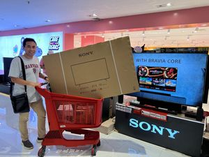 Pengunjung Happy Beli TV Hemat sampai Rp 1,7 Juta di Transmart Full Day Sale