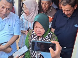 Mensos Risma Akan Pulangkan Ibu Balita Situbondo yang Dibanting Ayahnya