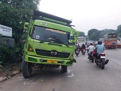 Tak Kuat Nanjak, Truk Batu Mundur-Tabrak 5 Mobil di Jl Transyogi Bogor