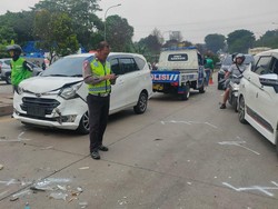 4 Orang Terluka Akibat Kecelakaan Beruntun 6 Kendaraan di Jl Transyogi Bogor