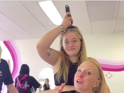 Video Haru Anak Ikut Cukur Habis Rambut saat Kepala Ibunya Digunduli