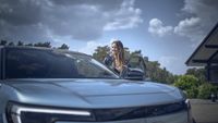 Ini Dia Wanita Pertama yang Sukses Keliling Dunia Pakai Mobil Listrik