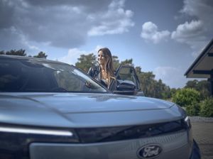 Ini Dia Wanita Pertama yang Sukses Keliling Dunia Pakai Mobil Listrik Ini Dia Wanita Pertama yang Sukses Keliling Dunia Pakai Mobil Listrik