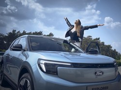 Keren! Ini Wanita Pertama yang Keliling Dunia Naik Mobil Listrik