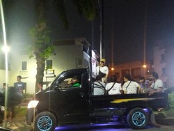 Warga Sekitar Gudang Munisi Dievakuasi Pakai Pick Up, Dibantu TNI dan Polri
