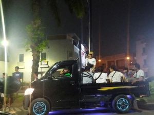 Warga Sekitar Gudang Munisi Dievakuasi Pakai Pick Up, Dibantu TNI dan Polri Warga Sekitar Gudang Munisi Dievakuasi Pakai Pick Up, Dibantu TNI dan Polri