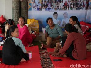 Warga Terdampak Kebakaran Gudang Amunisi Masih Bertahan di Pengungsian Warga Terdampak Kebakaran Gudang Amunisi Masih Bertahan di Pengungsian
