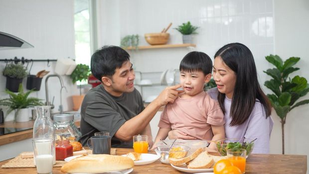 9 Kesalahan Orang Tua nan Rentan Membuat Anak Introvert, Termasuk Kasih Julukan Pemalu