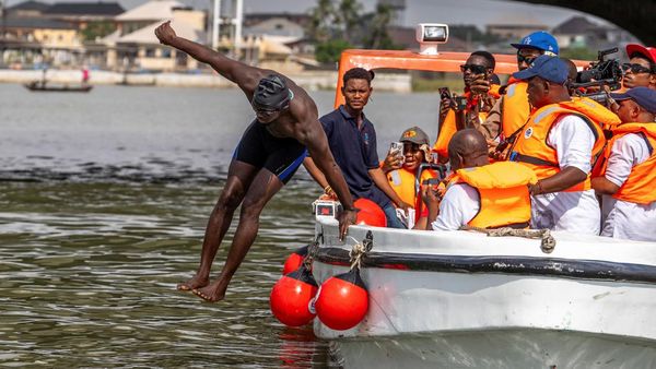 Aksi Renang 12 Km Pria Nigeria Tingkatkan Kesadaran Kesehatan Mental