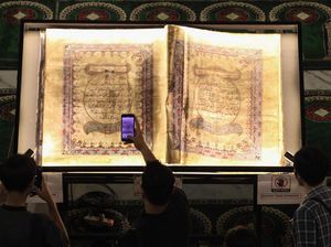 Melihat Lebih Dekat Al-Quran Kuno di Surabaya Melihat Lebih Dekat Al-Quran Kuno di Surabaya