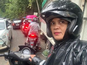 Legislator Bone Terobos Macet Camba Pakai Motor demi Kunker ke Makassar