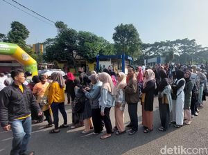 Perjuangan Emak-emak Cimahi demi Sembako Murah, Ada yang Tak Kebagian