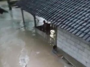 Cerita Ibu dan Bayinya Naik Atap Terjebak Banjir Bandang Gunung Pandan Madiun