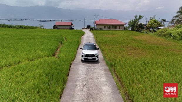 Danau Maninjau merupakan sebuah danau vulkanik yang berada tepat di jantung Kabupaten Agam, Sumatera Barat. Terletak di ketinggian kurang lebih 460 meter diatas permukaan laut, danau ini membentang seluas 100 km persegi dengan kedalaman rata-rata 105 meter. Dengan luasnya tersebut, Maninjau menjadi danau terluas kesebelas di Indonesia. CNN Indonesia/Safir Makki