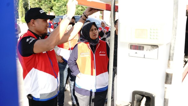 Direktur SDM & Penunjang Bisnis PT Pertamina Patra Niaga, Mia Krishna Anggraini melakukan sidak di wilayah Sumbagsel