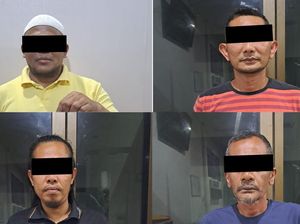 4 Pria Pemasang Bendera Bulan Bintang di Polsek Samalanga Aceh Minta Maaf 4 Pria Pemasang Bendera Bulan Bintang di Polsek Samalanga Aceh Minta Maaf