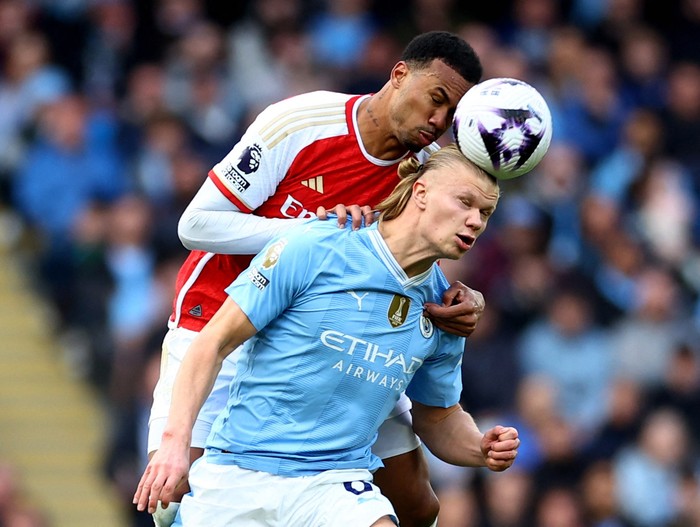 Soccer Football - Premier League - Manchester City v Arsenal - Etihad Stadium, Manchester, Britain - March 31, 2024 Arsenals Gabriel in action with Manchester Citys Erling Braut Haaland REUTERS/Carl Recine NO USE WITH UNAUTHORIZED AUDIO, VIDEO, DATA, FIXTURE LISTS, CLUB/LEAGUE LOGOS OR LIVE SERVICES. ONLINE IN-MATCH USE LIMITED TO 45 IMAGES, NO VIDEO EMULATION. NO USE IN BETTING, GAMES OR SINGLE CLUB/LEAGUE/PLAYER PUBLICATIONS.