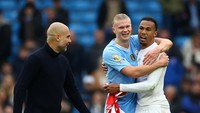 Di akhir laga, Haaland memeluk Gabriel yang terus menempelnya bergantian dengan Saliba. Manajer Man City Pep Guardiola tersenyum melihat mereka. Foto: REUTERS/Carl Recine