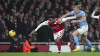 Gabriel pun tidak kalah disiplin dalam mengawal Haaland. Foto: AP/Kin Cheung