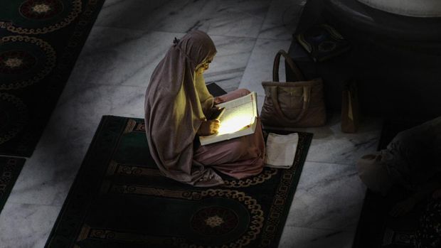 Umat Islam membaca Al Quran saat beriktikaf di Masjid Nasional Al Akbar Surabaya, Jawa Timur, Senin (1/4/2024) dini hari. Iktikaf yang dilakukan 10 hari menjelang berakhirnya bulan Ramadhan itu untuk meraih malam kemuliaan (Lailatul Qadar) dengan membaca Al Quran, Salat Tahajud (malam) dan berdzikir. ANTARA FOTO/Didik Suhartono