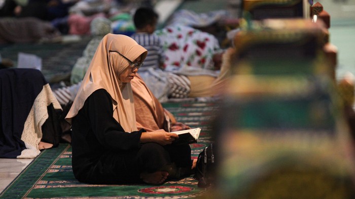 Umat Islam membaca Al Alquran dikala beriktikaf di Masjid Nasional Al Akbar Surabaya, Jawa Timur, Senin (1/4/2024) dini hari. Iktikaf yang dilaksanakan 10 hari menjelang berakhirnya bulan Ramadhan itu untuk menjangkau malam kemuliaan (Lailatul Qadar) dengan membaca Al Quran, Salat Tahajud (malam) dan berdzikir. ANTARA FOTO/Didik Suhartono