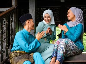 Mengapa saat Lebaran Harus Pakai Baju Baru? Ini Asal Usulnya Mengapa saat Lebaran Harus Pakai Baju Baru? Ini Asal Usulnya
